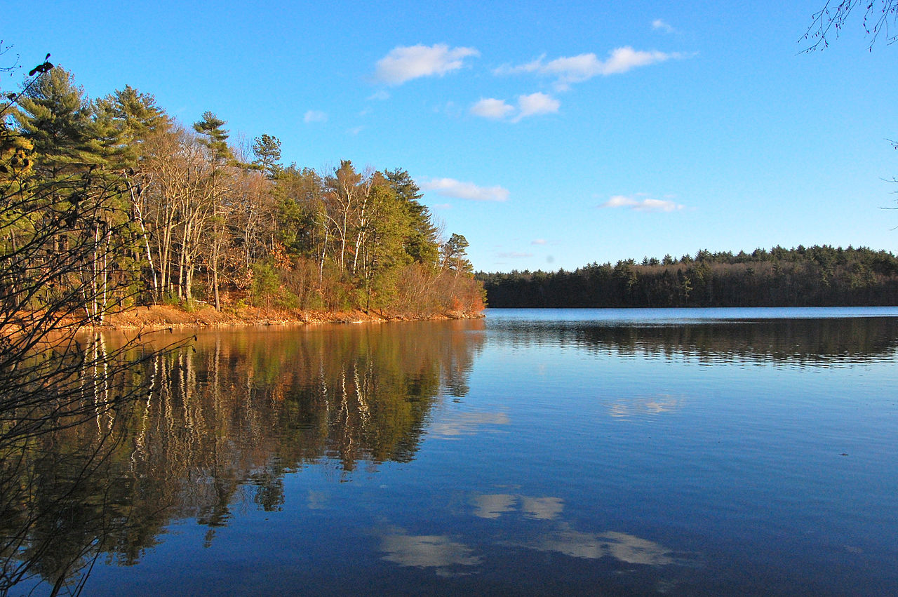 1280px-Walden_Pond,_2010